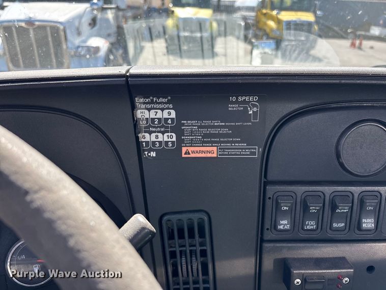 image for item EL2508 2011 International ProStar fuel truck