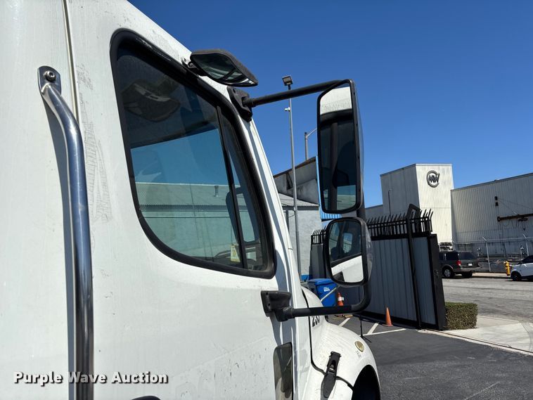 image for item EL2510 2014 Freightliner Business Class M2 semi truck