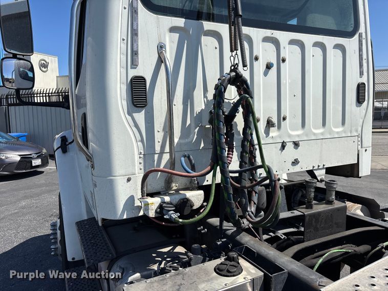 image for item EL2510 2014 Freightliner Business Class M2 semi truck