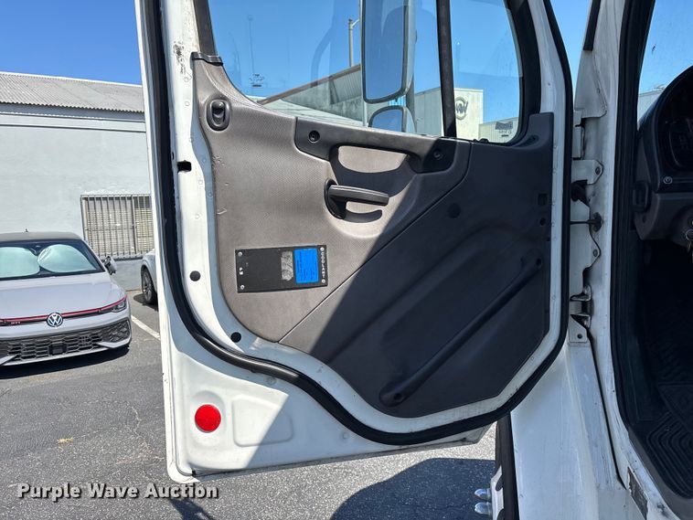 image for item EL2510 2014 Freightliner Business Class M2 semi truck