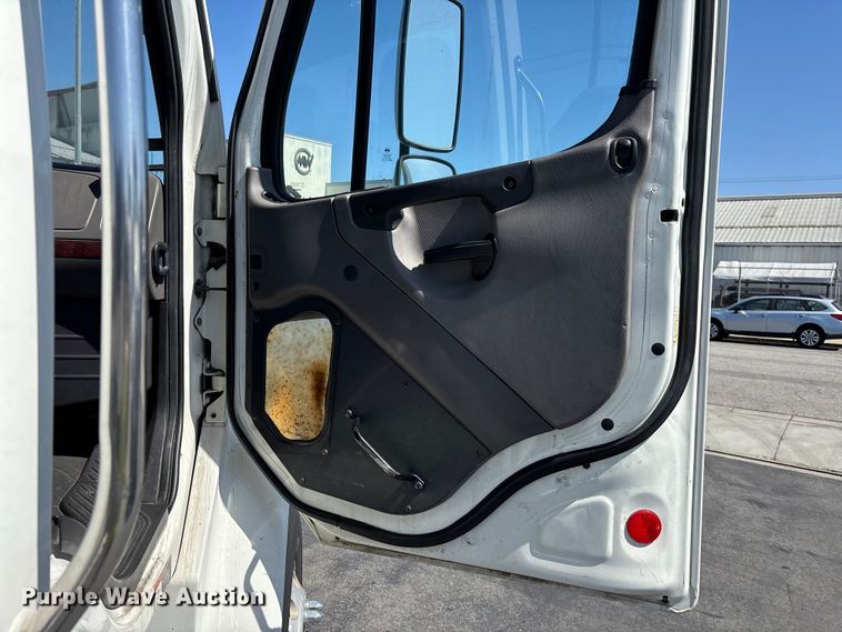 image for item EL2510 2014 Freightliner Business Class M2 semi truck