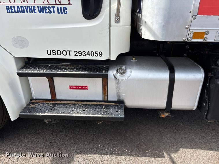 image for item EL2527 2016 Freightliner Business Class M2 box truck