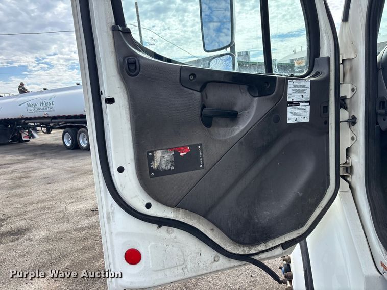 image for item EL2527 2016 Freightliner Business Class M2 box truck