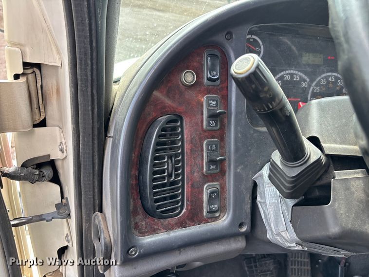 image for item EL2527 2016 Freightliner Business Class M2 box truck