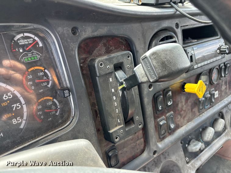 image for item EL2527 2016 Freightliner Business Class M2 box truck