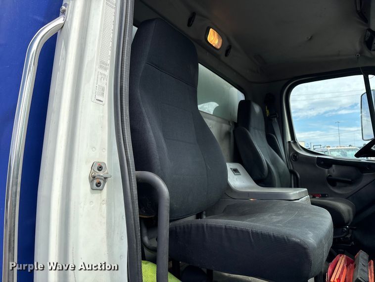 image for item EL2527 2016 Freightliner Business Class M2 box truck