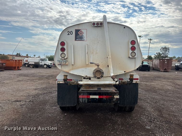 image for item EL2537 2000 Sterling L9500 Series water truck