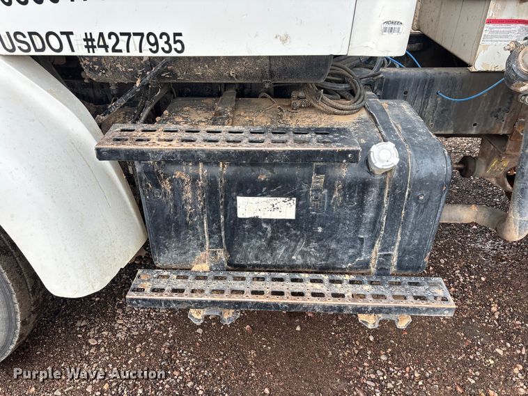 image for item EL2537 2000 Sterling L9500 Series water truck