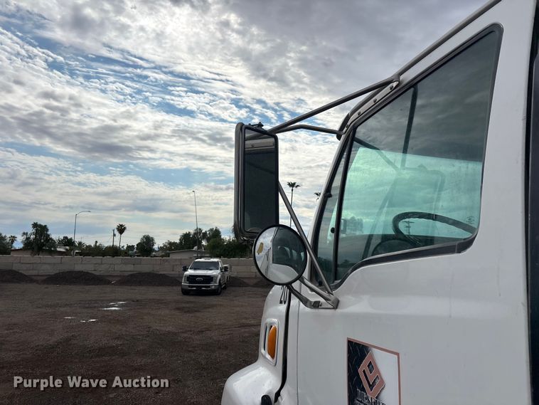 image for item EL2537 2000 Sterling L9500 Series water truck