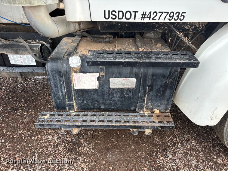 image for item EL2537 2000 Sterling L9500 Series water truck