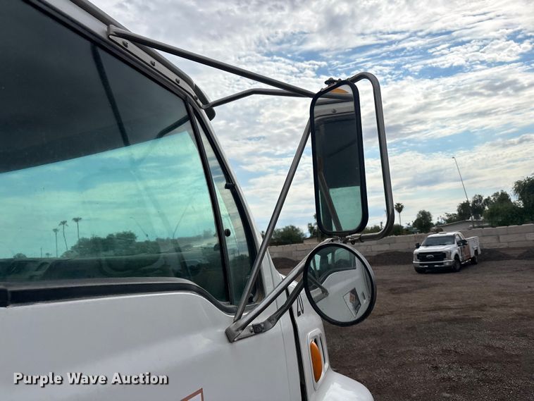 image for item EL2537 2000 Sterling L9500 Series water truck