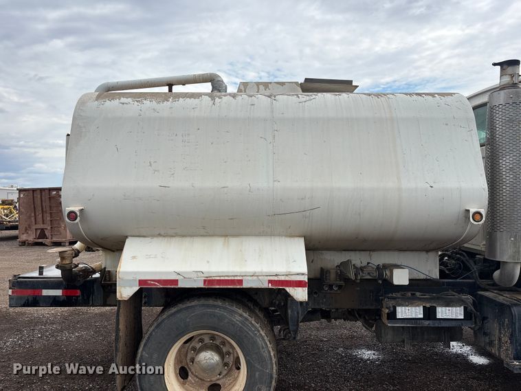 image for item EL2537 2000 Sterling L9500 Series water truck