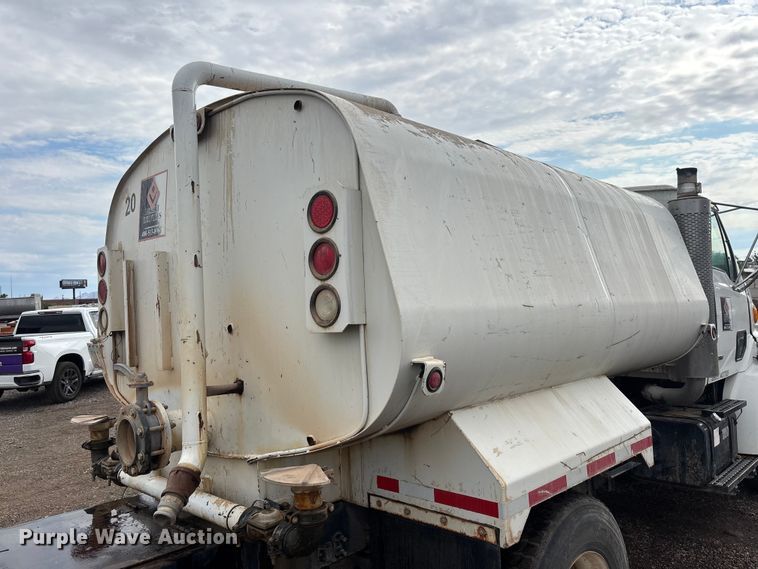 image for item EL2537 2000 Sterling L9500 Series water truck