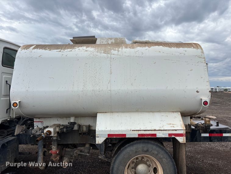image for item EL2537 2000 Sterling L9500 Series water truck