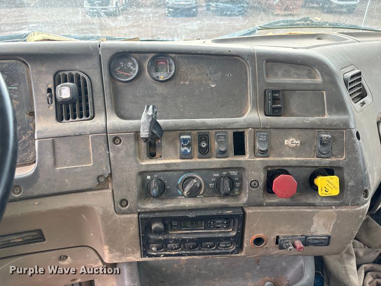 image for item EL2537 2000 Sterling L9500 Series water truck