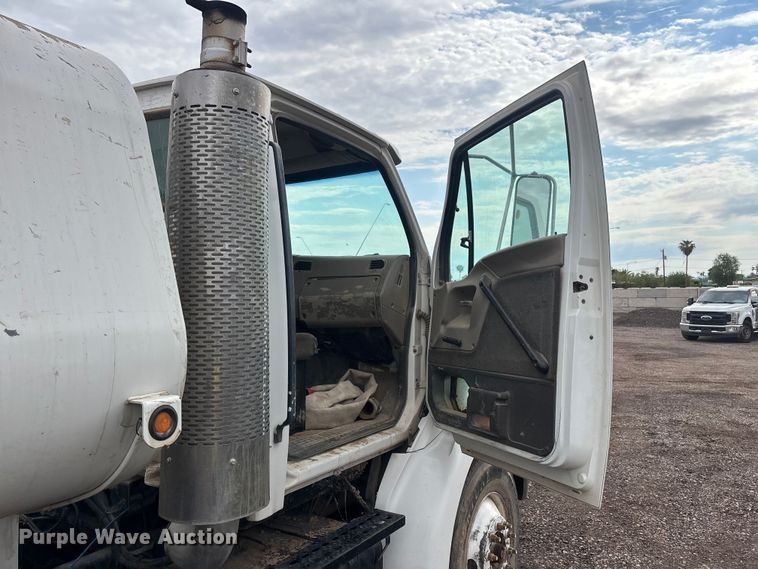 image for item EL2537 2000 Sterling L9500 Series water truck