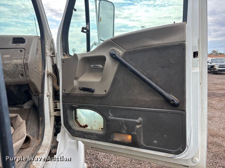 image for item EL2537 2000 Sterling L9500 Series water truck