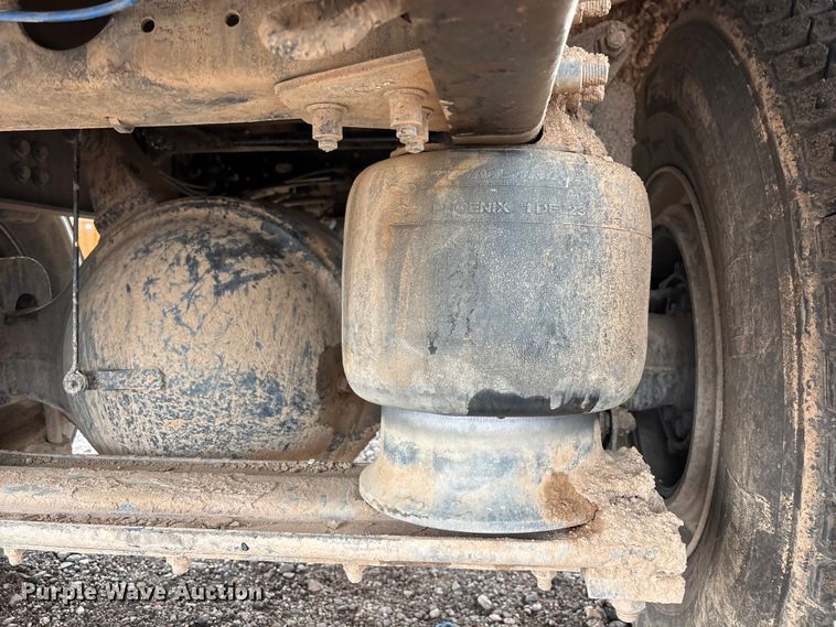 image for item EL2537 2000 Sterling L9500 Series water truck