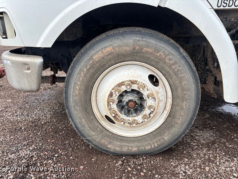 image for item EL2537 2000 Sterling L9500 Series water truck