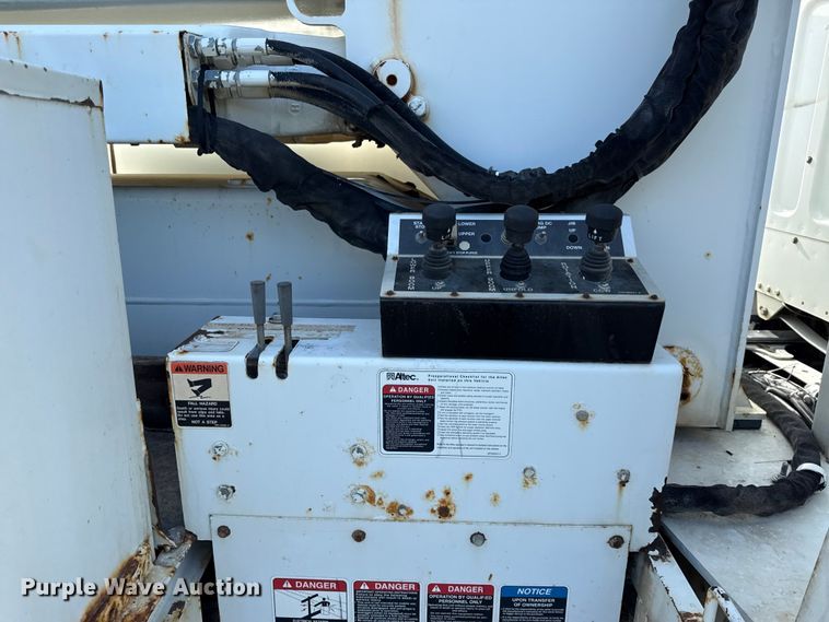 image for item EN0313 2007 Freightliner Business Class M2 bucket truck