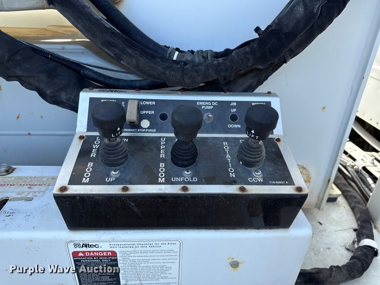 image for item EN0313 2007 Freightliner Business Class M2 bucket truck