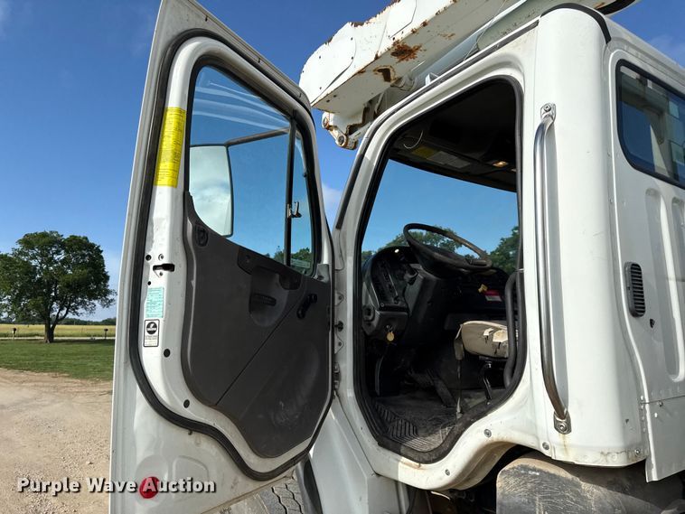 image for item EN0313 2007 Freightliner Business Class M2 bucket truck