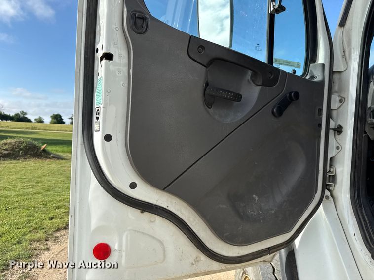 image for item EN0313 2007 Freightliner Business Class M2 bucket truck