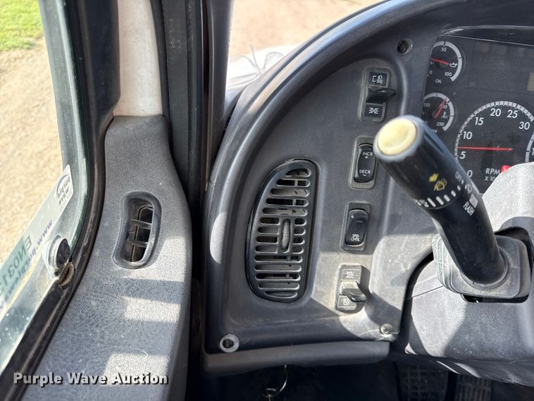 image for item EN0313 2007 Freightliner Business Class M2 bucket truck