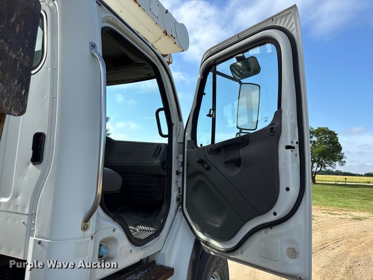image for item EN0313 2007 Freightliner Business Class M2 bucket truck