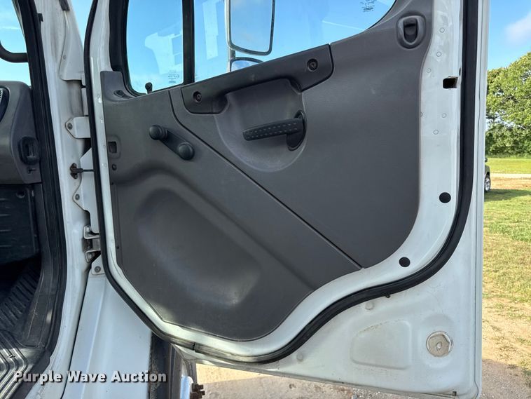 image for item EN0313 2007 Freightliner Business Class M2 bucket truck