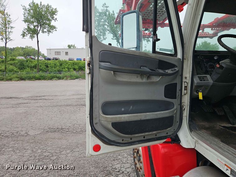 image for item EO7376 2004 Freightliner Columbia car carrier truck