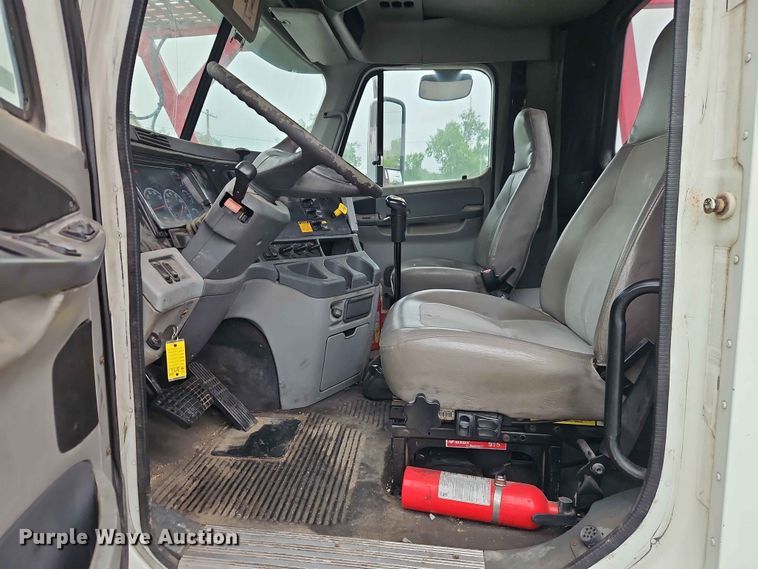 image for item EO7376 2004 Freightliner Columbia car carrier truck