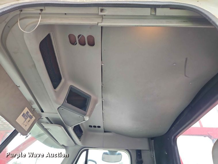 image for item EO7376 2004 Freightliner Columbia car carrier truck