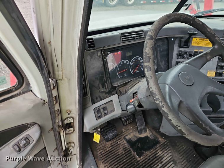 image for item EO7376 2004 Freightliner Columbia car carrier truck