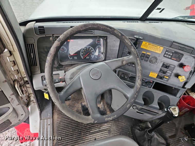 image for item EO7376 2004 Freightliner Columbia car carrier truck