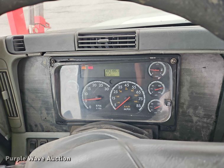 image for item EO7376 2004 Freightliner Columbia car carrier truck
