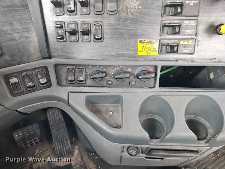 image for item EO7376 2004 Freightliner Columbia car carrier truck
