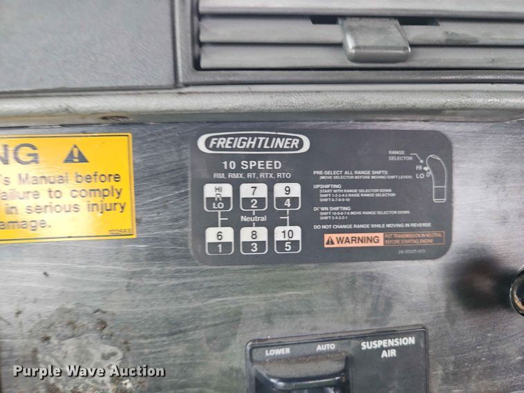 image for item EO7376 2004 Freightliner Columbia car carrier truck