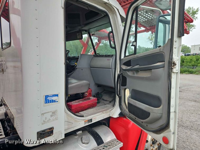 image for item EO7376 2004 Freightliner Columbia car carrier truck