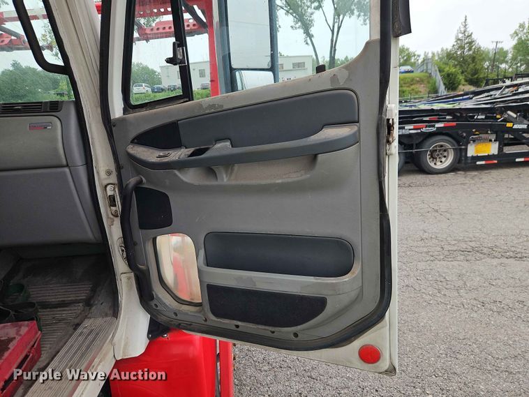 image for item EO7376 2004 Freightliner Columbia car carrier truck