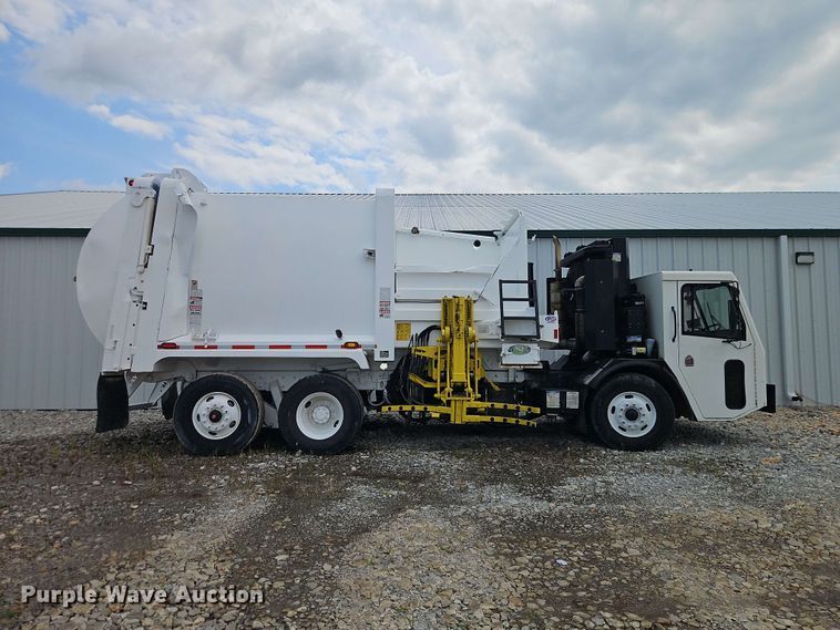 image for item EO8507 2013 Crane Carrier Low Entry refuse truck