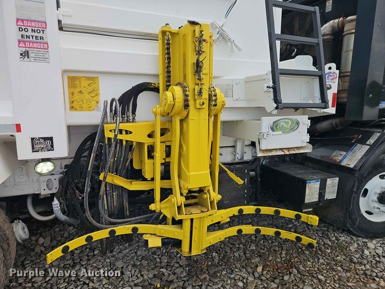 image for item EO8507 2013 Crane Carrier Low Entry refuse truck