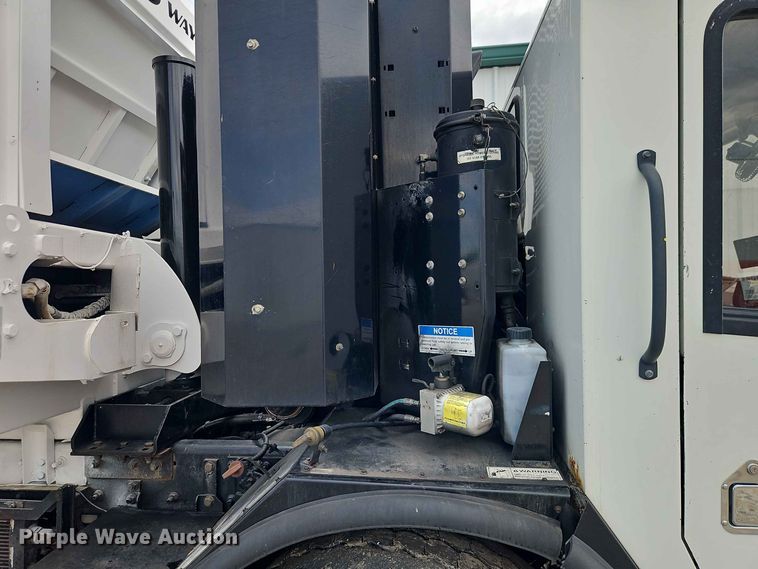 image for item EO8507 2013 Crane Carrier Low Entry refuse truck