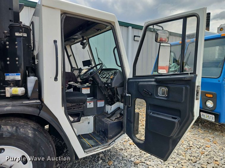 image for item EO8507 2013 Crane Carrier Low Entry refuse truck