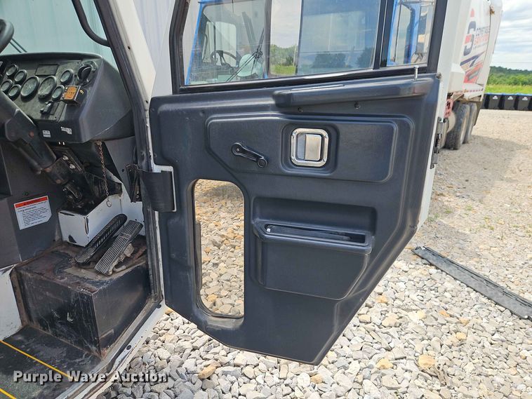 image for item EO8507 2013 Crane Carrier Low Entry refuse truck