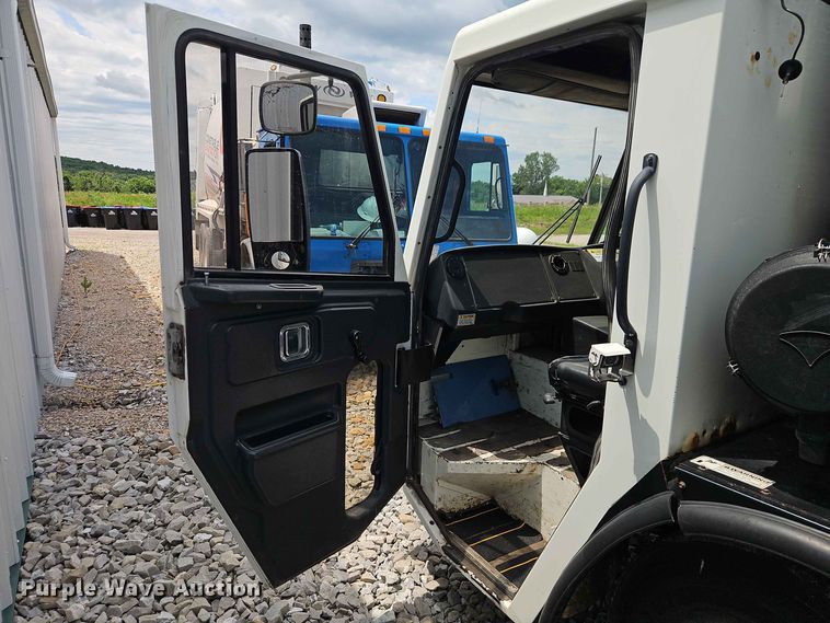 image for item EO8507 2013 Crane Carrier Low Entry refuse truck