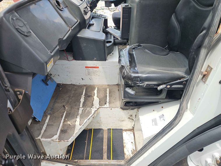 image for item EO8507 2013 Crane Carrier Low Entry refuse truck