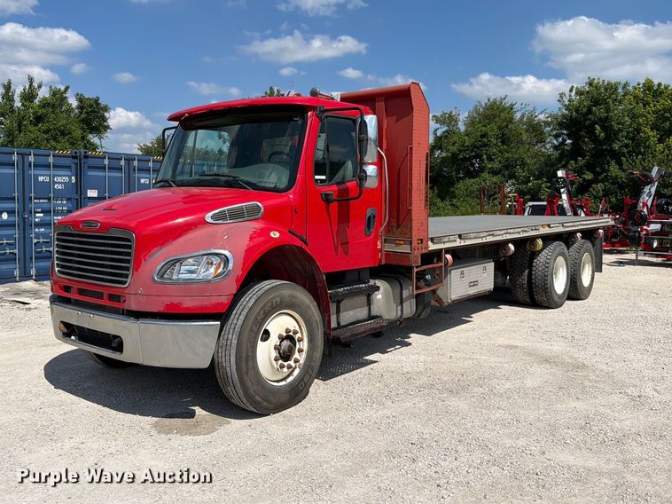 2018 Freightliner Business Class M2 flatbed truck