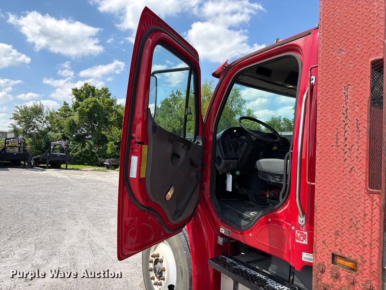 image for item EO8612 2018 Freightliner Business Class M2 flatbed truck