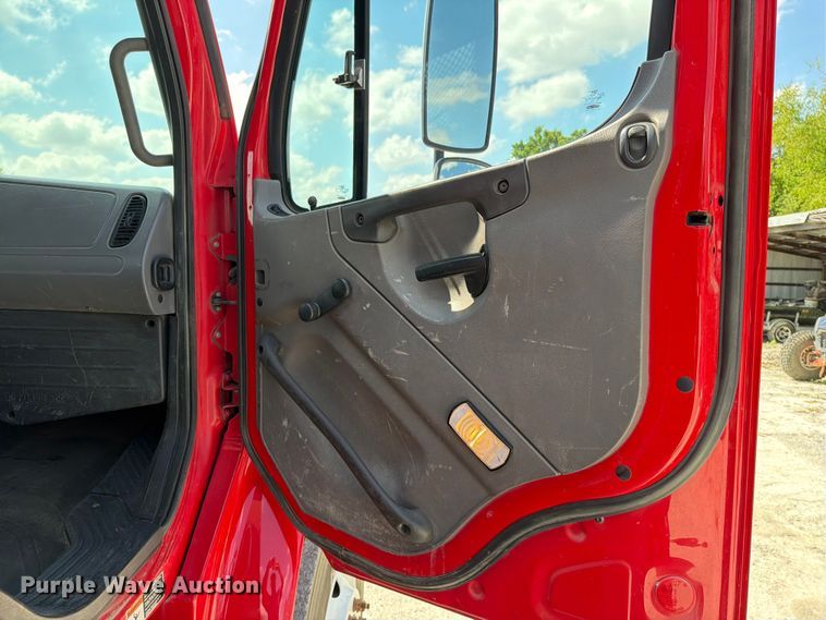 image for item EO8612 2018 Freightliner Business Class M2 flatbed truck